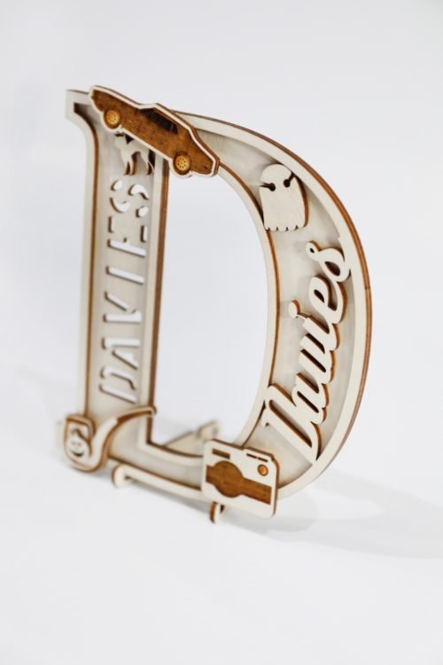 Laser-cut wood letter D Décor